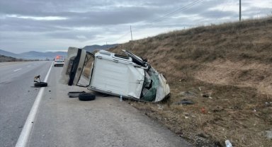 Afyonkarahisar'da devrilen hafif ticari aracın sürücüsü öldü