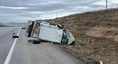 Afyonkarahisar'da devrilen hafif ticari aracın sürücüsü öldü