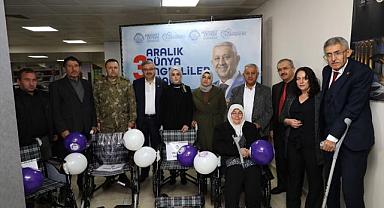 Afyonkarahisar'da engellilere akülü tekerlekli sandalye hediye edildi