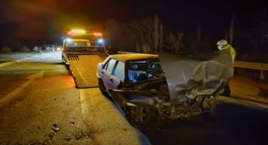 Afyonkarahisar'da iki otomobilin çarpışması sonucu 3 kişi yaralandı