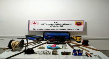 Afyonkarahisar'da kaçak kazı yapan 3 kişi yakalandı