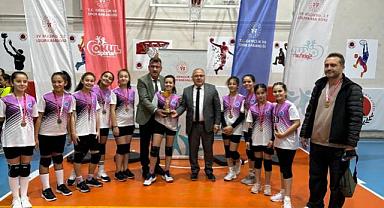 Afyonkarahisar'da Küçük Kızlar Voleybol Müsabakaları Sona Erdi