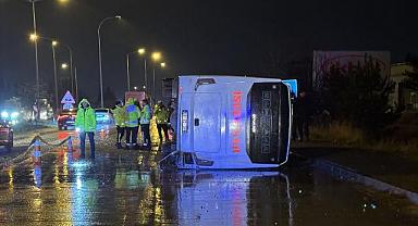 Afyonkarahisar'da midibüsün devrilmesi sonucu 14 kişi yaralandı