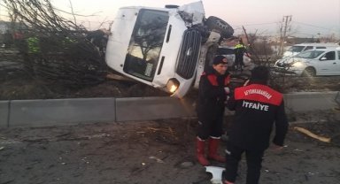 Afyonkarahisar'da refüje devrilen minibüsteki 12 kişi yaralandı