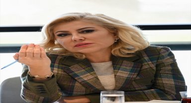 AK Parti'li Bursalı, deniz taşkını nedeniyle zarar gören esnafla bir araya geldi