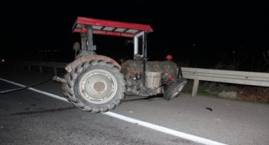 Alaşehir'de tırın traktöre çarpması sonucu 2 kişi yaralandı