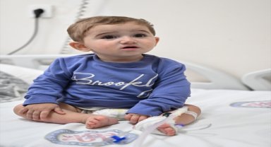 Böbrekleri ve mesanesi taşla dolu Azerbaycanlı bebeğe İzmir'de kritik müdahale