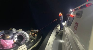 Bodrum açıklarında motoru arızalanan iki lastik bottaki 36 düzensiz göçmen kurtarıldı