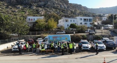 Bodrum'da motosiklet sürücülerine reflektif yelek ve kask dağıtımı yapıldı