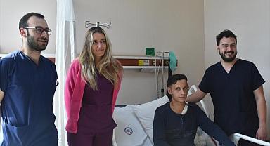 Göğüs kafesinden alınan kıkırdakla 23 yaşındaki gence kulak kepçesi yapıldı
