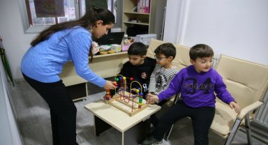 Görme engelli Burcu öğretmen zorlukları aşarak hayalindeki mesleğe ulaştı