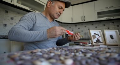Görsel sanatlar öğretmeni sahilden topladığı çakıl taşlarını sanat eserine dönüştürüyor