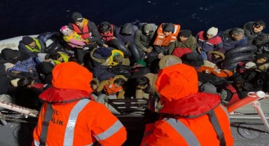 İzmir açıklarında 122 düzensiz göçmen kurtarıldı