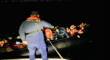 İzmir açıklarında 28 düzensiz göçmen yakalandı