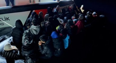 İzmir açıklarında 42 düzensiz göçmen kurtarıldı, 114 yabancı uyruklu yakalandı
