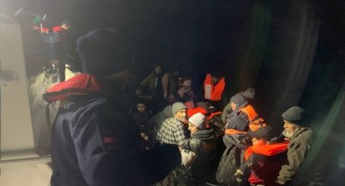 İzmir açıklarında 55 düzensiz göçmen yakalandı