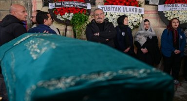 İzmir'de darp sonucu ölen öğretim üyesinin cenazesi toprağa verildi