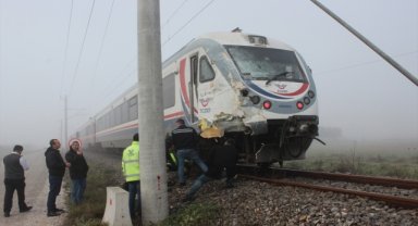 İzmir'de hemzemin geçitte trenin çarptığı tırdaki 2 kişi yaralandı
