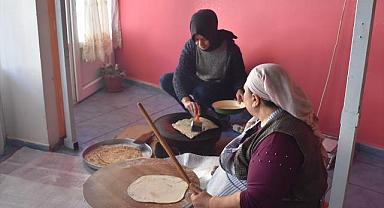 Kadınlar yöresel hamur işleriyle ev ekonomisine katkı sağlıyor