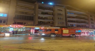 Kemalpaşa'da bir binanın çatısında çıkan yangın söndürüldü