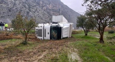 Manisa'da devrilen tırın sürücüsü yaralandı