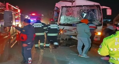 Manisa'da midibüs ile tırın çarpışması sonucu 12 kişi yaralandı