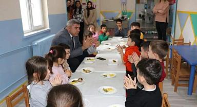Milli Eğitim Müdürü ve Şube Müdürleri, öğrencilerle