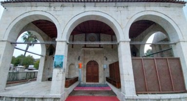 Muğla'da kuşların konmasını engellemek için camiye döşenen malzemeler söküldü