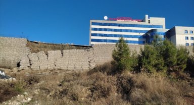 Muğla Seydikemer Devlet Hastanesi'nin istinat duvarı yıkıldı