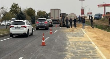 Salihli'de devrilen kamyonun sürücüsü yaralandı