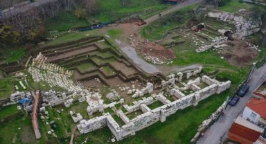 Smyrna Tiyatrosu'nun seyirci girişi ortaya çıkarıldı