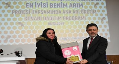 Tarım ve Orman Bakanı Yumaklı, Manisa'da arıcılara kovan dağıttı
