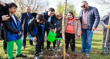 Uşak Belediye Başkanı Çakın, özel çocuklarla fidan dikti