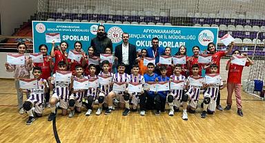 Afyonkarahisar Işıklar Ortaokulu Hentbolda Türkiye Yarı Finallerinde