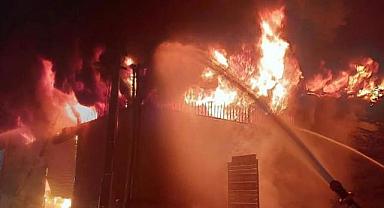 Afyonkarahisar Milletvekili Yangında Zarar Gören Esnaflara Geçmiş Olsun Ziyareti Gerçekleştirdi