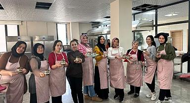 Emirdağ Belediyesi, akşam eğitimleriyle pastacılık kurslarına devam ediyor.