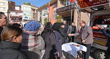 Sandıklı Belediyesi, Regaip Kandili'nde Halka Lokma Dağıttı