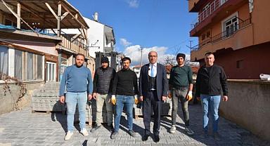 Sandıklı Belediyesi, Sazak Mahallesi'nde kilitli parke taşı döşeme çalışmalarını tamamlıyor.
