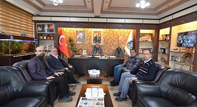 SANDIKLI MEDYA TEMSİLCİLERİ BAŞKAN DR. MUSTAFA ÇÖL’Ü ZİYARET ETTİ