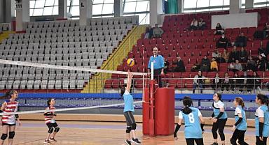 Voleybol Midi Kızlarda Heyecan Başladı