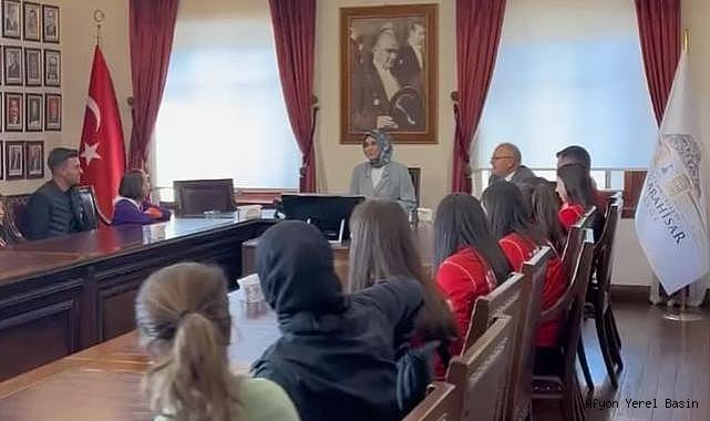 Vali Türkiye Şampiyonası'nda başarılı olan sporcuları tebrik etti.