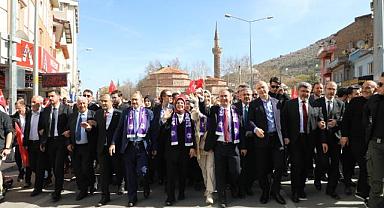 AK Parti’nin sevgi yürüyüşüne binlerce partili katıldı