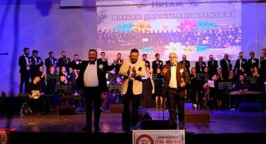 AKSAM’DAN BAHAR TADINDA KONSER DİNLEYİCİLERİ MEST ETTİ
