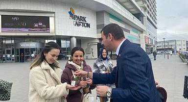 Başkan Adayı Yağcı'dan Kadınlara Çiçekli Kutlama