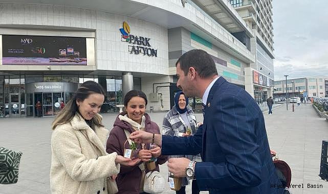 Başkan Adayı Yağcı'dan Kadınlara Çiçekli Kutlama