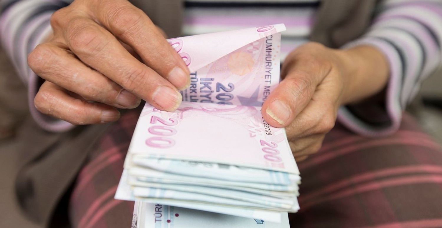 Bayram öncesi emeklilere sürpriz ödeme geldi! 1-2-3-4 Nisan'da 4500 TL nakit avantajı!