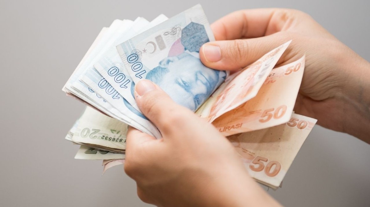 Emeklilik çağı, hayatın keyif dolu bir dönemi olarak kabul edilirken, bankalar arasındaki rekabetin artmasıyla birlikte emekliler için yeni fırsatlar ortaya çıkıyor.