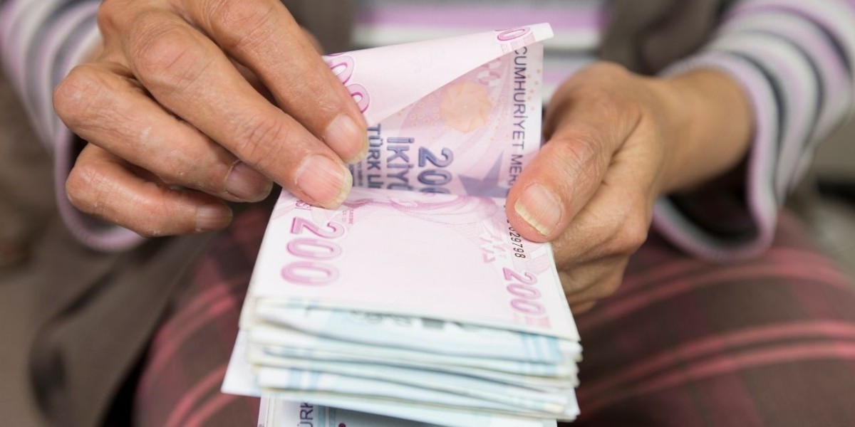Hükümet, SSK, Bağ-Kur ve Memur emeklileri için önemli bir karar aldı ve emeklilere yönelik zam oranını yüzde 49.25 olarak belirledi. Bununla birlikte, bayramlarda emeklilere ödenen ikramiye tutarını da 3 bin lira olarak açıkladı.