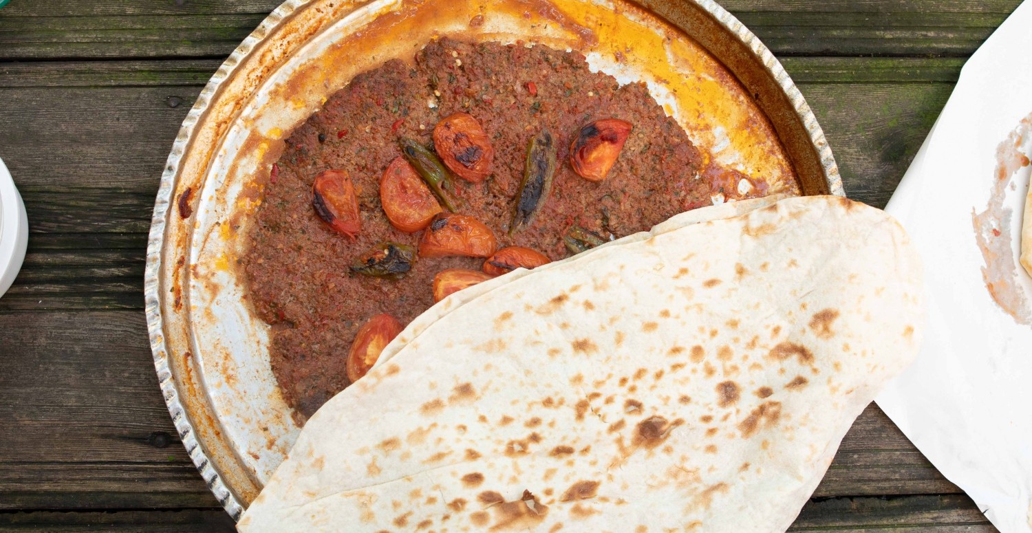 İftar sofralarına çok yakışıyor! Pratik yapımıyla tepsi kebabı tarifi!