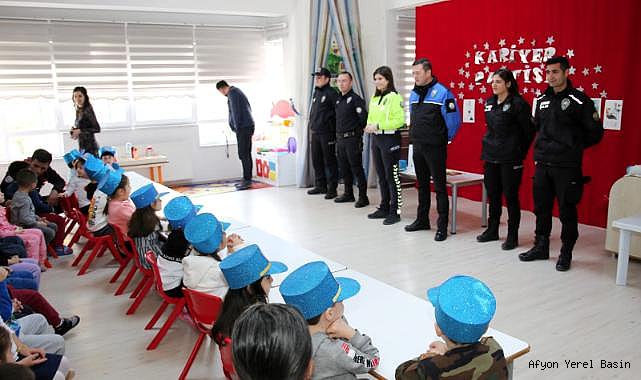 Polisler Anaokulunda öğrencilerle buluştu